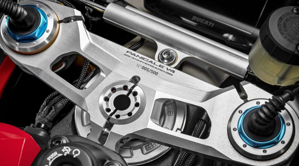 100 000 мотоцикл Multistrada 1